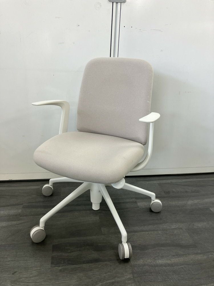 オカムラエントリー（ENTRY）チェア 固定肘付ライブスエントリーチェア 商品画像1