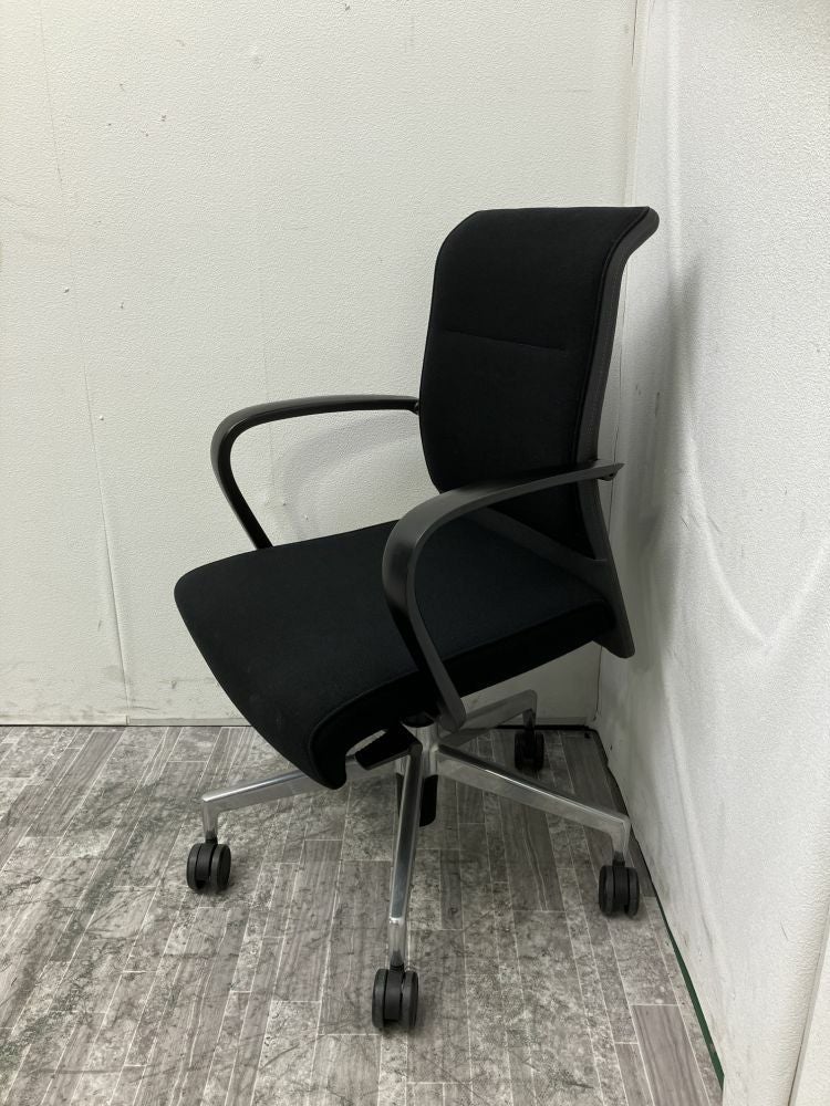 ホウトクKusch+Co 固定肘付ミーティングチェア 商品画像1