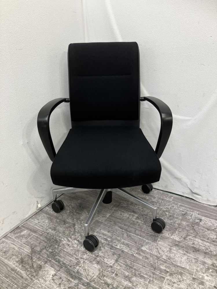 ホウトクKusch+Co 固定肘付ミーティングチェア 商品画像2