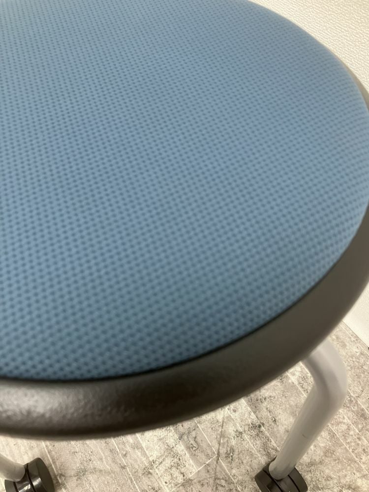 オカムラキャスター付丸イス 商品画像4