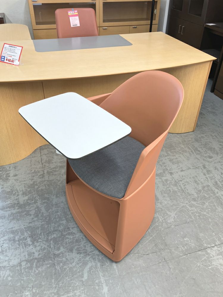 arper（アルペール）メモ台付きチェア 商品画像1