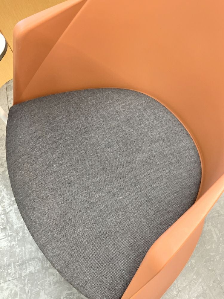 arper（アルペール）メモ台付きチェア 商品画像5