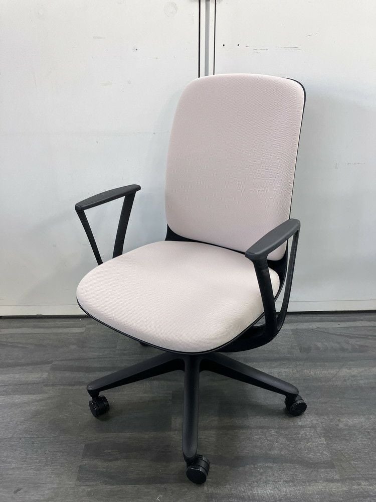 イトーキトルテUシリーズ 固定肘付トルテUチェア 商品画像1