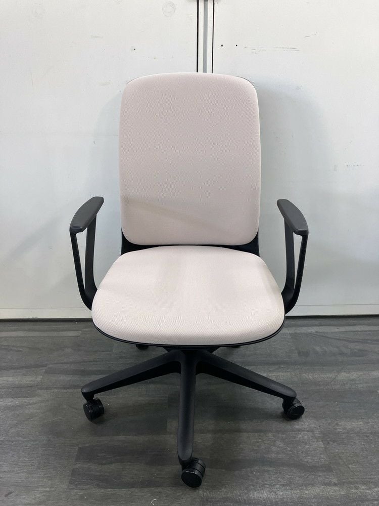 イトーキトルテUシリーズ 固定肘付トルテUチェア 商品画像2