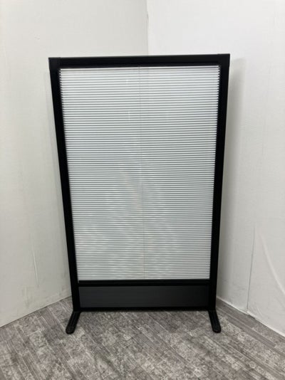 ブラインド内蔵型自立パーテーション 商品画像1