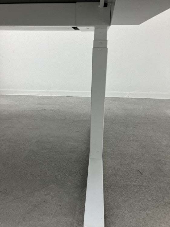 オカムラSwift(スイフト)シリーズ 電動昇降式2400ミーティングテーブル 商品画像7