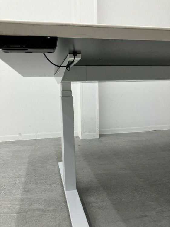 オカムラSwift(スイフト)シリーズ 電動昇降式2400ミーティングテーブル 商品画像8