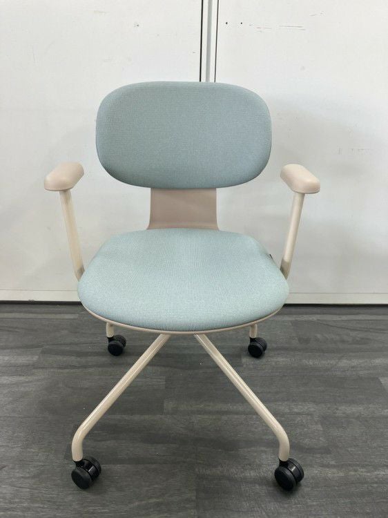 ウチダ（内田洋行）アプテアシリーズ 固定肘付アプテアチェア 商品画像2