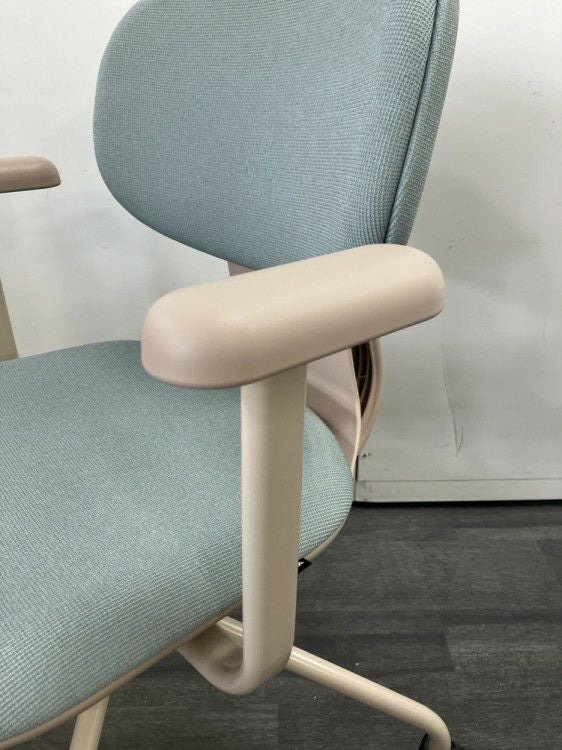 ウチダ（内田洋行）アプテアシリーズ 固定肘付アプテアチェア 商品画像8