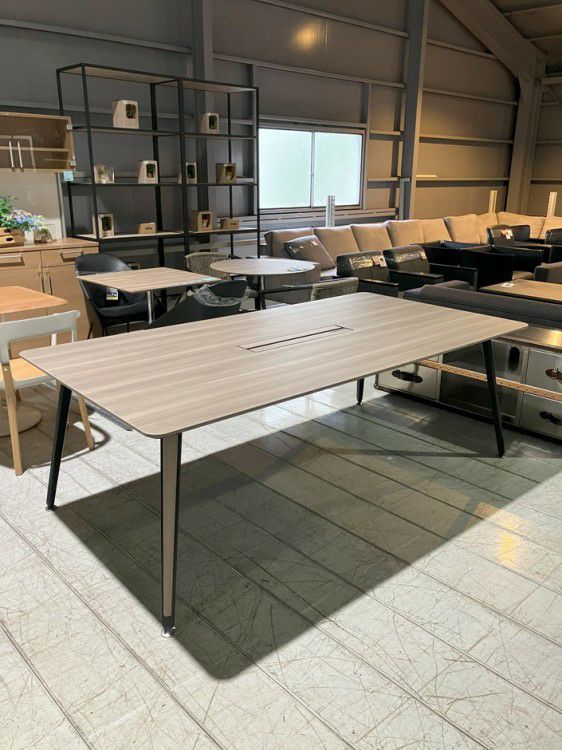 オカムラプリシード（PRESEDE）シリーズ 2100ミーティングテーブル 商品画像1