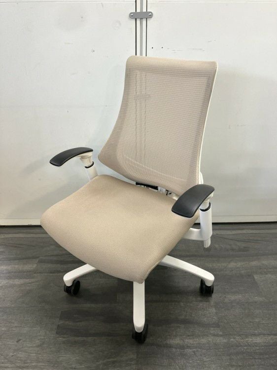 イトーキf(エフチェア)シリーズ 可動肘付エフチェア 商品画像1