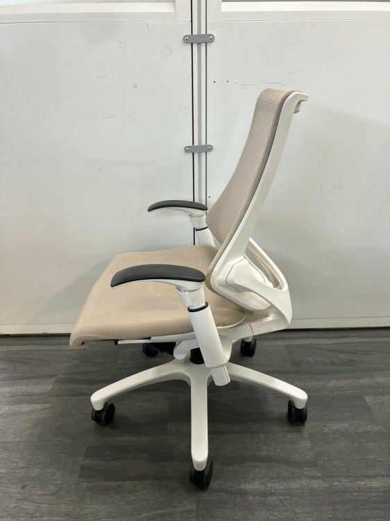 イトーキf(エフチェア)シリーズ 可動肘付エフチェア 商品画像3