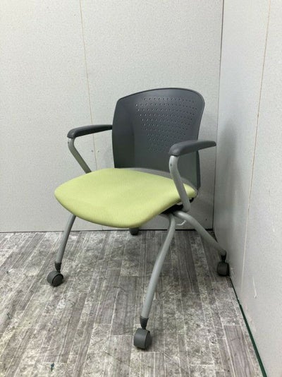 トヨスチール固定肘付スタッキングチェア 商品画像1