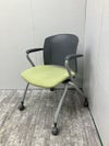 トヨスチール固定肘付スタッキングチェア 商品画像1