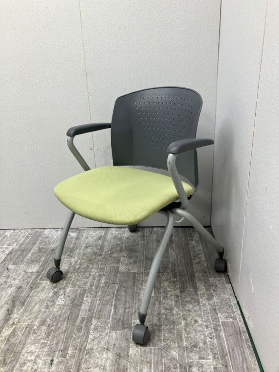 トヨスチール固定肘付スタッキングチェア 商品画像1