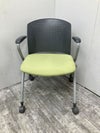 トヨスチール固定肘付スタッキングチェア 商品画像2