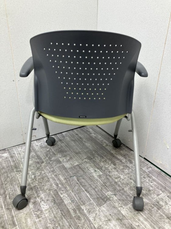 トヨスチール固定肘付スタッキングチェア 商品画像5