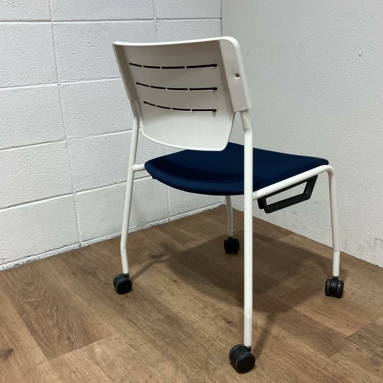 イトーキエレックSCシリーズ スタッキングチェア 商品画像2