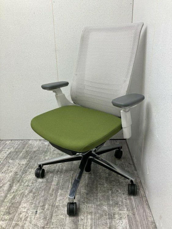 コクヨINSPINE（インスパイン）チェア 可動肘付インスパインチェア 商品画像1