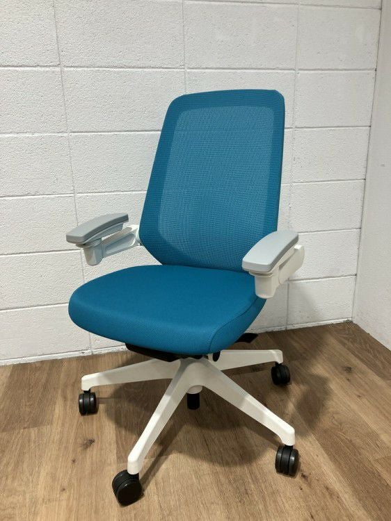 イトーキノート(nort)チェア 可動肘付ノートチェア 商品画像1