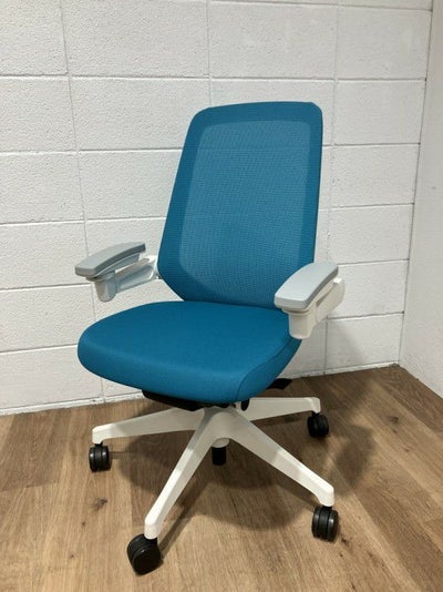 イトーキノート(nort)チェア 可動肘付ノートチェア 商品画像1