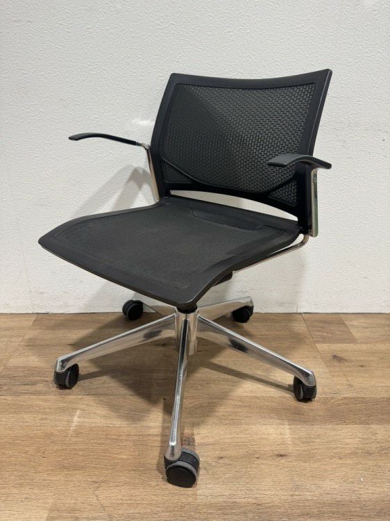 オカムラツァルトシリーズ 肘付ミーティングチェア 商品画像1