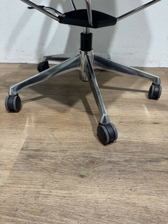 オカムラツァルトシリーズ 肘付ミーティングチェア 商品画像5