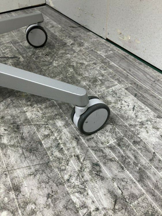 オカムラ手動昇降式750丸テーブル 商品画像5