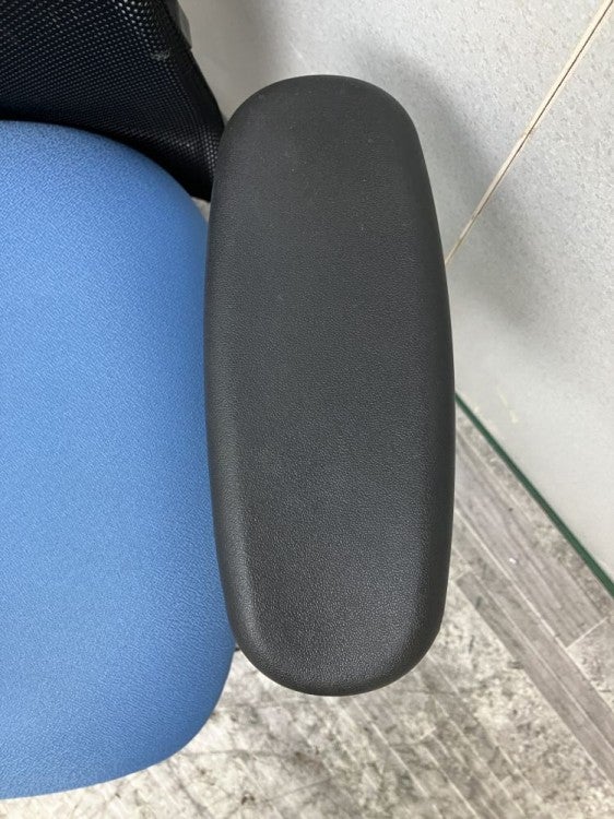 クロガネ可動肘付OAチェア 商品画像4