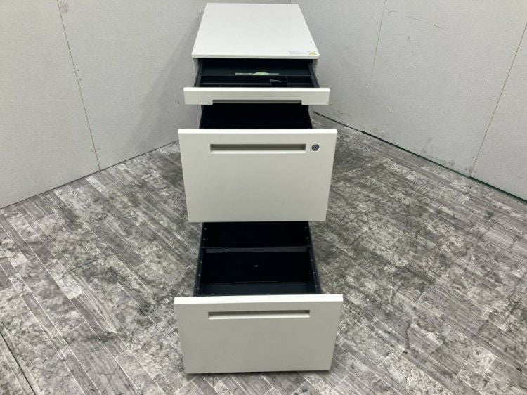 コクヨワークフィットシリーズ デスクパネル付1400平デスク+ワゴンセット 商品画像7