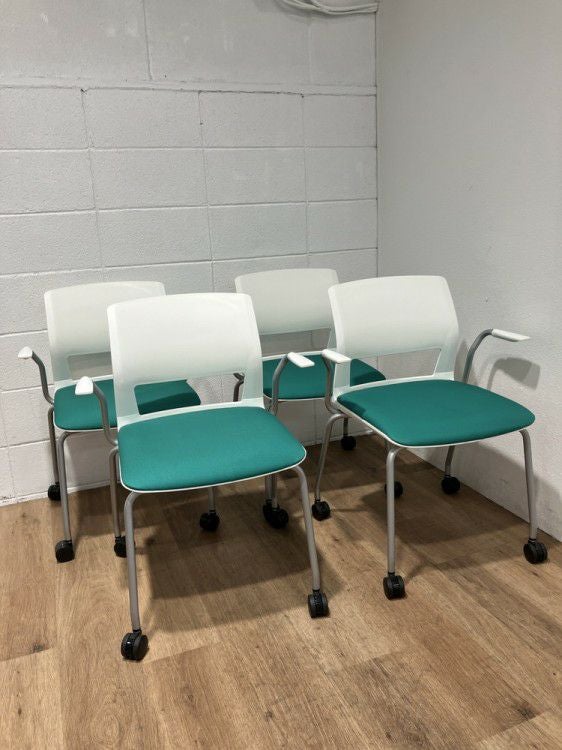 コクヨスタッキングチェア4脚セット 商品画像1