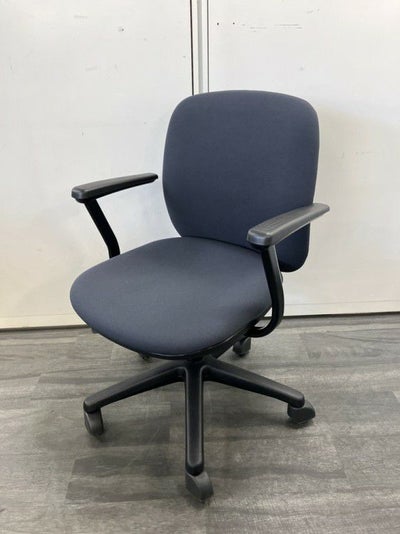 ウチダ（内田洋行）エニーザ（Anyza）チェア 固定肘付エニーザチェア 商品画像1