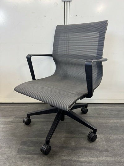 アイコM-1055シリーズ 固定肘付ミーティングチェア 商品画像1