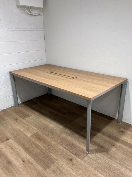 オカムラEX-F300シリーズ ミーティングテーブル 商品画像1