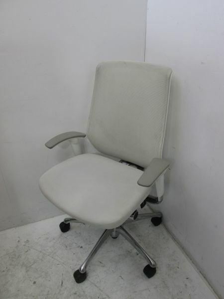 オカムラ肘付きゼファーチェア 商品画像1