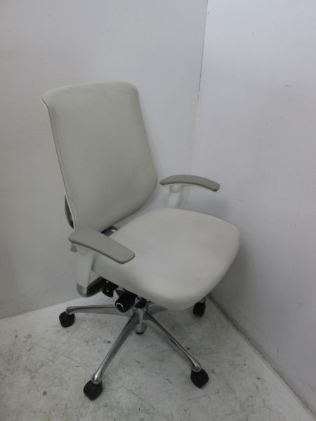 オカムラ肘付きゼファーチェア 商品画像2