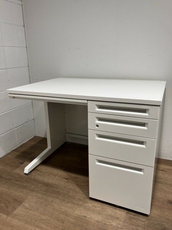 オカムラADVANCE（アドバンス）シリーズ 1000片袖デスク 商品画像1