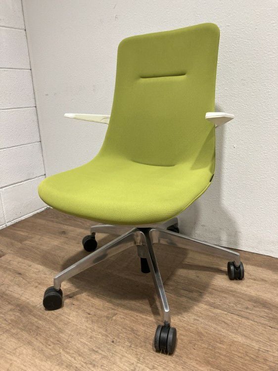 イトーキMOVUシリーズ 肘付モーブチェア 商品画像1