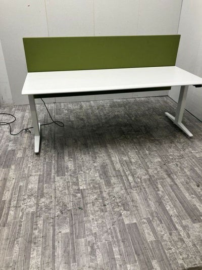 オカムラSwift(スイフト)シリーズ パネル付電動昇降式1750平デスク 商品画像1