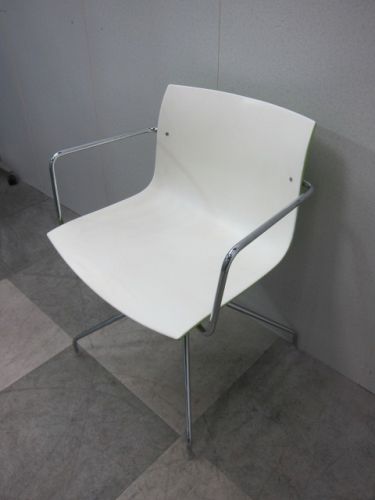 arper（アルペール）肘付きキャティファチェア 商品画像1