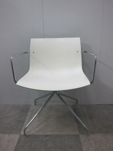 arper（アルペール）肘付きキャティファチェア 商品画像2