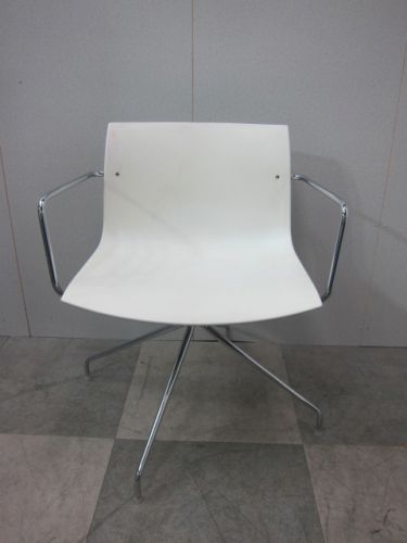 arper（アルペール）肘付きキャティファチェア 商品画像2