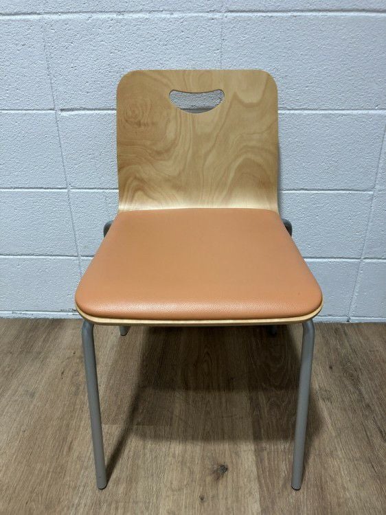 コクヨビスキオシリーズ スタッキングチェア4脚セット 商品画像2