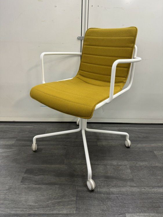 コクヨデイズオフィス オフセットフレームシリーズ ミーティングチェア 商品画像1