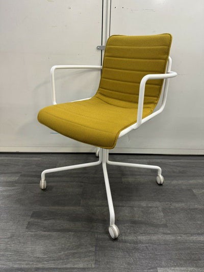 コクヨデイズオフィス オフセットフレームシリーズ ミーティングチェア 商品画像1