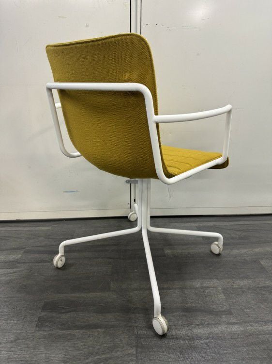 コクヨデイズオフィス オフセットフレームシリーズ ミーティングチェア 商品画像2