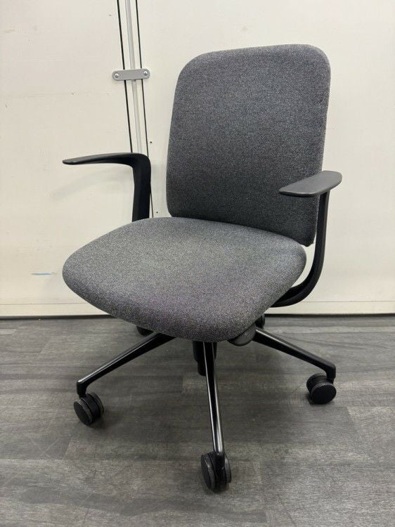 オカムラ固定肘付ライブスエントリーチェア 商品画像1