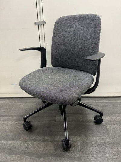 オカムラ固定肘付ライブスエントリーチェア 商品画像1