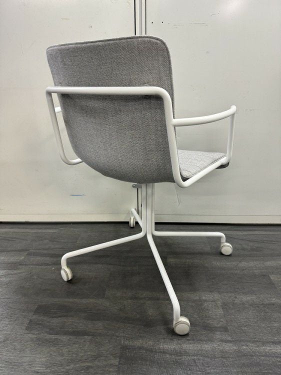 コクヨデイズオフィス オフセットフレームシリーズ ミーティングチェア 商品画像2