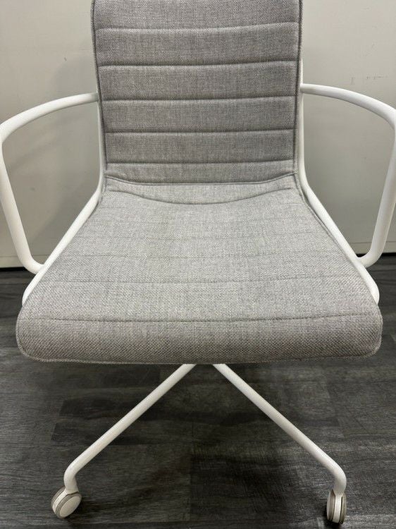 コクヨデイズオフィス オフセットフレームシリーズ ミーティングチェア 商品画像4